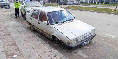 Ehliyetsiz sürücü kaldırıma çarpıp kaçtı ama polis yakaladı