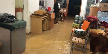 İşyerine su basan esnaf Datça Belediyesi’ne tepki gösterdi