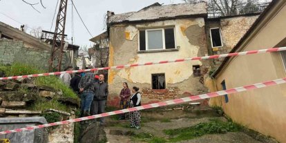 Söke’de yağmurun yumuşattığı evin duvarı çöktü