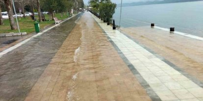 Köyceğiz Gölü taştı, kordon sular altında kaldı