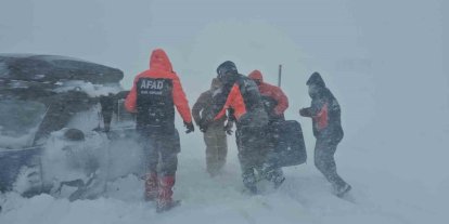 Tipide araçlarıyla mahsur kalan vatandaşları AFAD ekipleri kurtardı