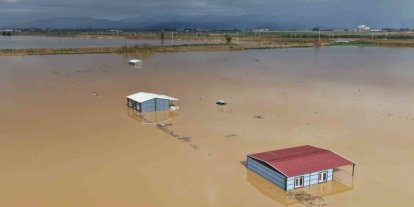 İzmir’de sağanak ovayı göle çevirdi