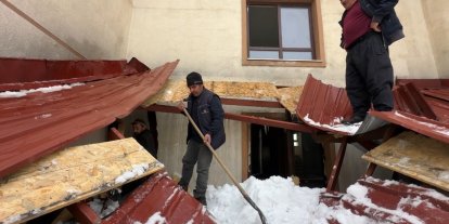 Yüksekova’da kar esareti: Çatıdan düşen kar kütlesi iş yerlerine hasar verdi