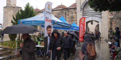 Tarsus’ta 6 Şubat depremlerinin yıl dönümünde helva ikramı yapıldı