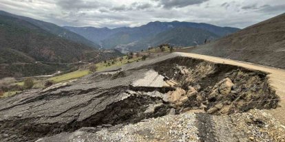 Şenler Köyü yolu heyelan nedeniyle ulaşıma kapandı