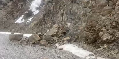 Erzincan’daki 4,9’luk depremin merkez üssünden yeni görüntüler: Kaya parçaları yola böyle düştü