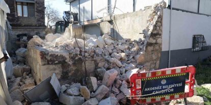 Metruk yapı kontrollü şekilde yıkıldı