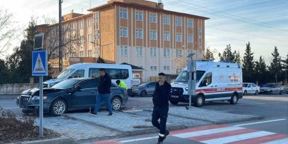 Karaman’da iki otomobil çarpıştı: 1 yaralı