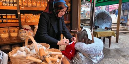 Öğrencilerden çarşı esnafına Türk bayrağı hediyesi
