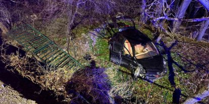 Ehliyetsiz sürücü 5 metrelik bahçe duvarından uçtu: 1 yaralı