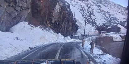 Şırnak yoluna çığ düştü, karla kaplı yollar açıldı