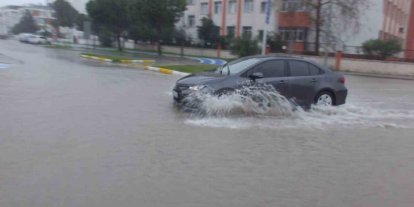 Burhaniye de sağanak yağmur yolları göle çevirdi