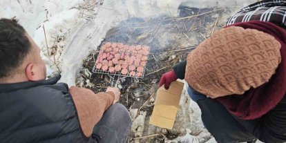 Donan Nazik Gölü üzerinde sucuk ekmek keyfi