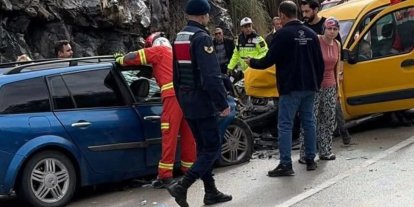 İki aracın kafa kafaya çarpıştığı kazada 2 yaşındaki çocuk hayatını kaybett: 6 yaralı