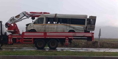Yağış sonrası kayganlaşan yolda taklalar atan transit hurdaya döndü: 2 yaralı