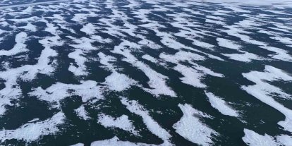 Nazik Gölü’nün donan yüzeyi görsel şölen sunuyor