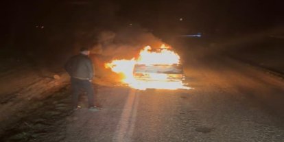 Seyir halindeki otomobil yanarak kullanılamaz hale geldi