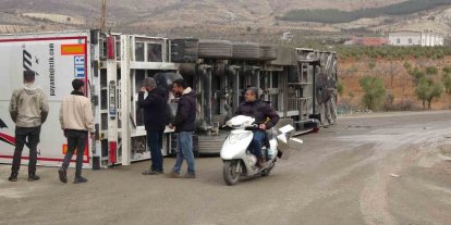 Virajı alamayan tır yan yattı