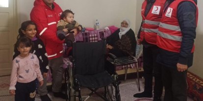 Kızılay’dan gazi eşine tekerlekli sandalye desteği