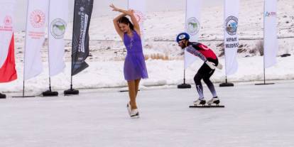 Milli sporculardan Çıldır Gölü’nde nefes kesen performans