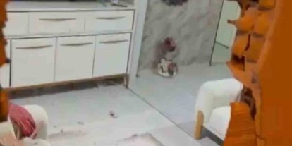 Evinde otururken, kamyonetin çarptığı duvarın altında kalarak yaralandı