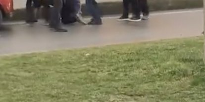 Aralarına aldıkları kişi tekme tokat dövdüler: O anlar kamerada