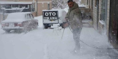 Bayburtlu esnaftan karla mücadeleye pratik çözüm: Karı yüksek basınçlı suyla temizledi