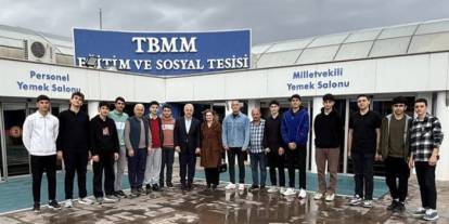 65. Hükümet Ulaştırma, Denizcilik ve Haberleşme Bakanı Ahmet Arslan’dan Kağızmanlı voleybolculara tebrik