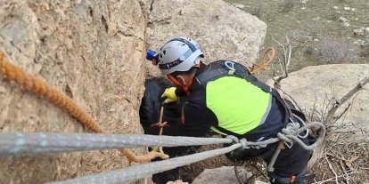 Siirt’te üç gündür mahsur kalan keçi dağcılar tarafından kurtarıldı
