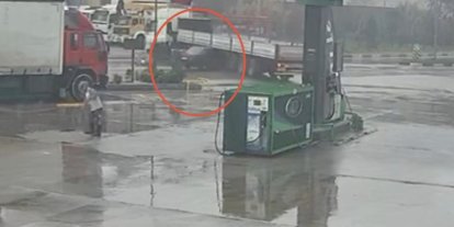 Turgutlu’da otomobil tırın altına ok gibi saplandı. O anlar kamerada