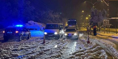 Muş-Bingöl kara yolunda mahsur kalan 40 araçtaki yaklaşık 80 kişi kurtarıldı