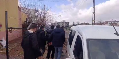 Bacaklarından bıçaklanan genç hastaneye kaldırıldı