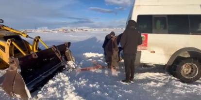 Kars’ta yolda mahsur kalan öğrencilerin imdadına ekipler yetişti