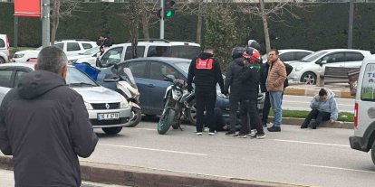 Balıkesir’de otomobil, motosiklete çarptı; 1 yaralı