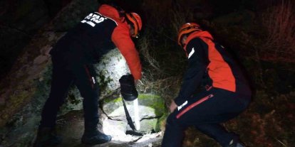 Define bulmak için girdikleri sarnıçta mahsur kalan 3 kişi, 4 saatte kurtarıldı