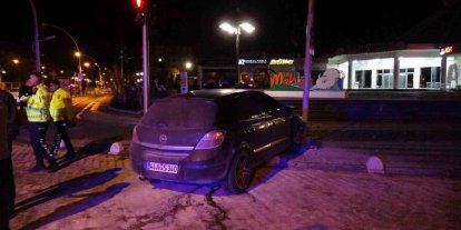 Hafif ticari araçla çarpışan otomobil kaldırıma çıkarak durabildi: 1 yaralı