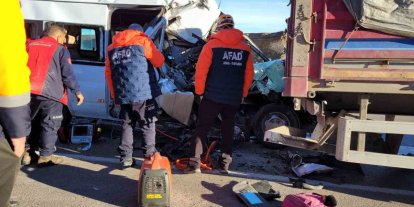 Öğrenci servisi tıra çarptı: 1 ölü, 7 yaralı