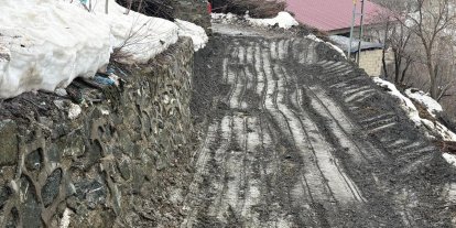 Siirt’te sağanak yağış kayaları yola devirdi, ekipler yolu ulaşıma açtı