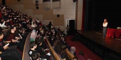 Nilüferli öğrenciler yazar Melis Sena Yılmaz ile buluştu