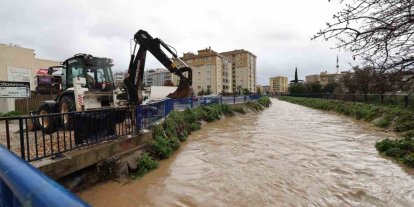 İzmir’de sağanak yağış: Büyükşehir ekipleri seferber oldu