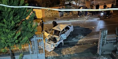 Erzin’de bahçe duvarına çarpan otomobilin sürücüsü yaralandı