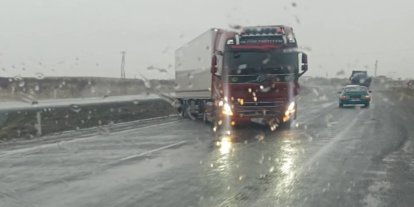 Karapınar’da şiddetli rüzgar ve sağanak sürücülere zor anlar yaşattı