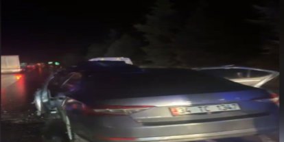 Osmaniye’de bariyerlere çarpan otomobil hurdaya döndü: 3 yaralı