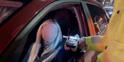 Alkollü kadın sürücünün ehliyetine el konuldu