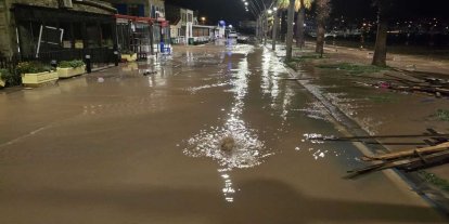 İzmir’de dereler taştı: Yeni Foça’yı su bastı