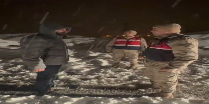 Karda mahsur kalan vatandaşı jandarma kurtardı