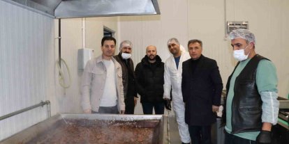 Cağ kebabın başkenti Oltu’da kavurma ve sucuk üretimi yapıyorlar