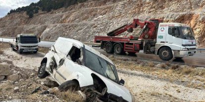 Kayalıklara çarpıp devrilen araçta 2 kişi yaralandı