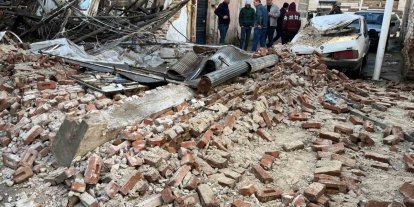 Sağanak yağış Sarıgöl’de metruk bir binayı yıktı