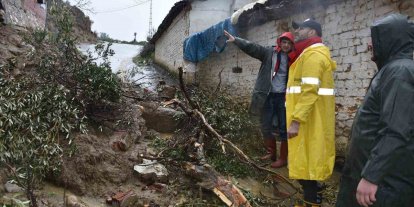 Germencik’te sağanak yağış sonrası başkan çizmeleri giyip sokağa çıktı